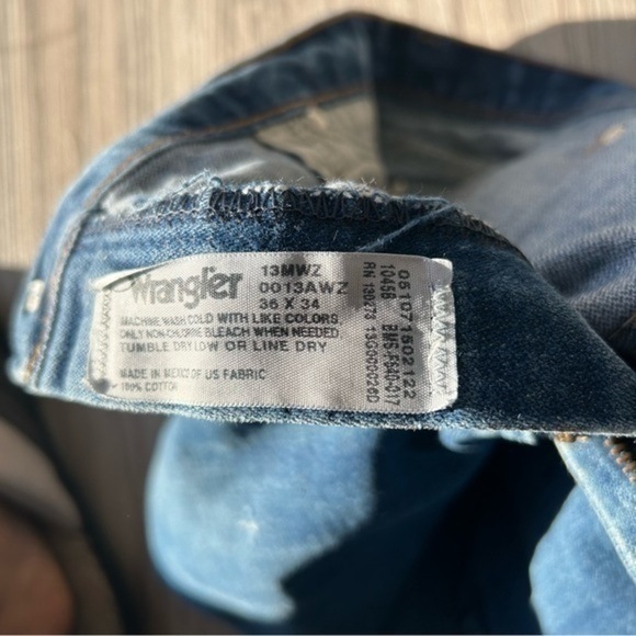 💋VTG Vintage Wrangler men’s distressed faded wallet pocket blue jeans 👖 36x34 - Picture 13 of 13